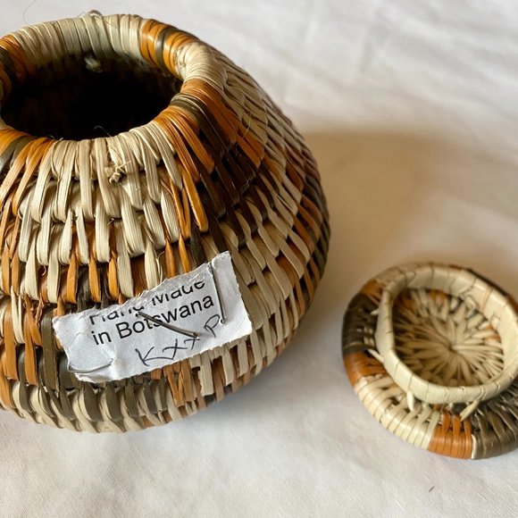 Small African basket with lid - Picture 2 of 2